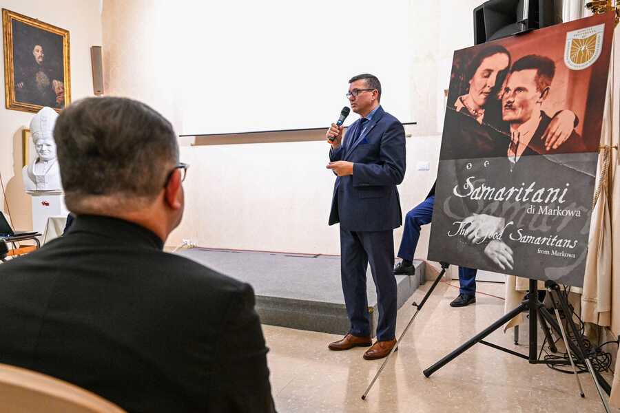Dr hab. Dariusz Iwaneczko, dyrektor IPN w Rzeszowie prezentuje wystawę „Samarytanie z Markowej”