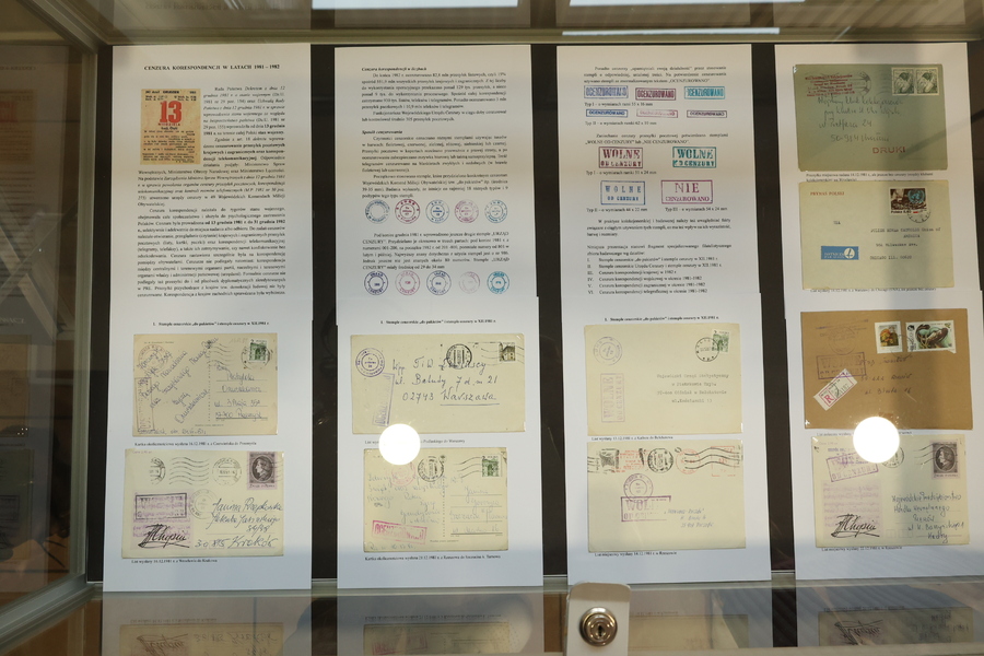 Wystawa eksponatów filatelistycznych dotyczących cenzury korespondencji w okresie stanu wojennego w Polsce – Rzeszów, 13 grudnia 2023 . Fot. Katarzyna Gajda-Bator (IPN)