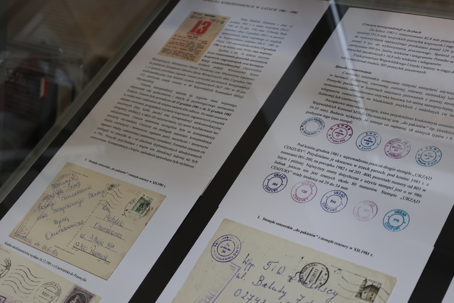 Wystawa eksponatów filatelistycznych dotyczących cenzury korespondencji w okresie stanu wojennego w Polsce – Rzeszów, 13 grudnia 2023 . Fot. Katarzyna Gajda-Bator (IPN)