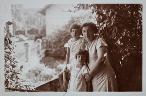 Plik 012. Jadwiga Kotowicz z córkami Marysią i Stefanią ok. 1931 r.