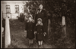Plik 014. Jadwiga Kotowicz z córkami Marysią i Stefanią ok. 1933 r.