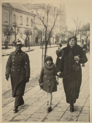 Plik 015. Ppłk Jan Kotowicz z żoną Jadwigą i córką Stefanią ok. 1935 r., po śmierci Marysi, starszej córki Kotowiczów