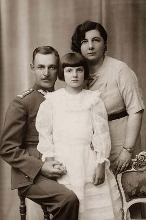 Plik 015. Ppłk Jan Kotowicz z żoną Jadwigą i córką Stefanią ok. 1935 r., po śmierci Marysi, starszej córki Kotowiczów