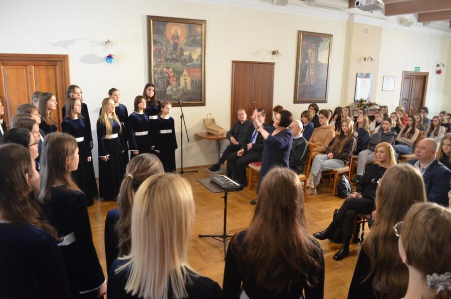 Koncert chóru „Cantiamo” z Leżajska pod batutą Barbary Kuczek. Fot. Muzeum Ziemi Leżajskiej.