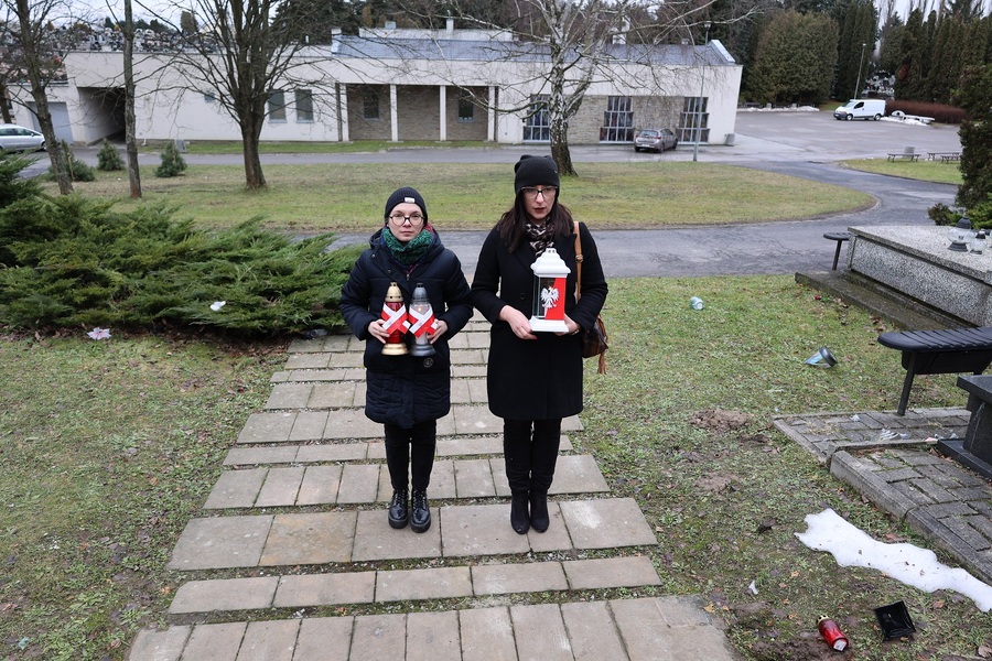 Zapalenie zniczy przy pomniku Ofiar Obozów Koncentracyjnych na terenie Cmentarza Komunalnego Wilkowyja w Rzeszowie – 26 stycznia 2024. Fot. Radosław Sołek (IPN)