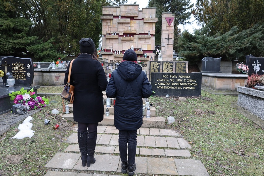 Zapalenie zniczy przy pomniku Ofiar Obozów Koncentracyjnych na terenie Cmentarza Komunalnego Wilkowyja w Rzeszowie – 26 stycznia 2024. Fot. Radosław Sołek (IPN)