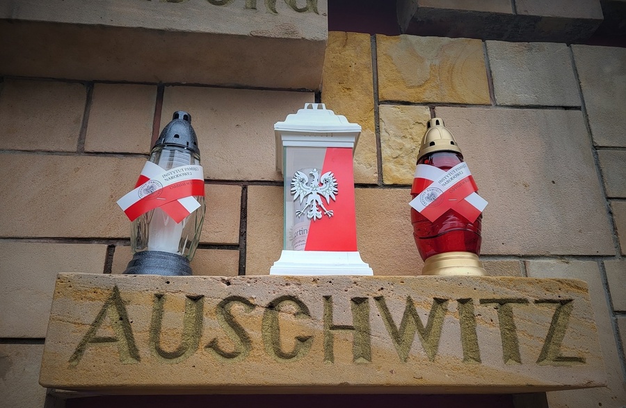 Zapalenie zniczy przy pomniku Ofiar Obozów Koncentracyjnych na terenie Cmentarza Komunalnego Wilkowyja w Rzeszowie – 26 stycznia 2024. Fot. Radosław Sołek (IPN)