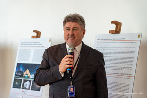 Bogdan Rzońca, poseł do Parlamentu Europejskiego podczas prezentacji wystawy „Samarytanie z Markowej” w Brukseli – 30 stycznia 2024. Fot. Anna Magda