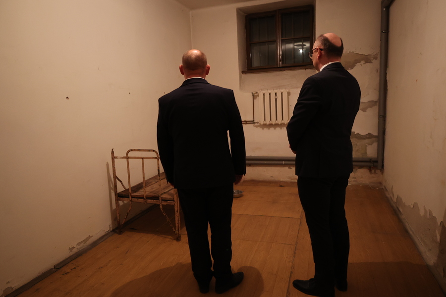 Krzysztof Jan Klęczar, wojewoda małopolski i dr Mateusz Szpytma, wiceprezes IPN w celi Witosa na zamku w Rzeszowie, 31 stycznia 2024. Fot. Katarzyna Gajda-Bator (IPN)