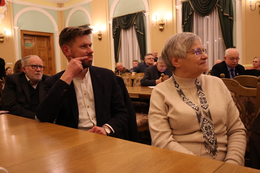 Waldemar Wiglusz,  Wojciech Steindel wraz z mamą Barbarą na obchodach 150. rocznicy urodzin Wincentego Witosa – Rzeszów, 31 stycznia 2024. Fot. Katarzyna Gajda-Bator (IPN)