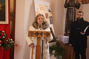 Danuta Majda, bratanica ks. Michała Pilipca ps. „Ski”, podczas uroczystości w Błażowej Dolnej, 15 lutego 2024. Fot. Katarzyna Gajda-Bator (IPN)