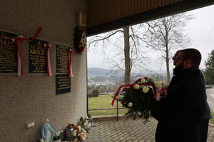Jerzy Maciołek i Grzegorz Leszczyński składają wieniec przy grobie ks. Michała Pilipca na cmentarzu w Błażowej,15 lutego 2024. Fot. Maria Rejman (IPN)