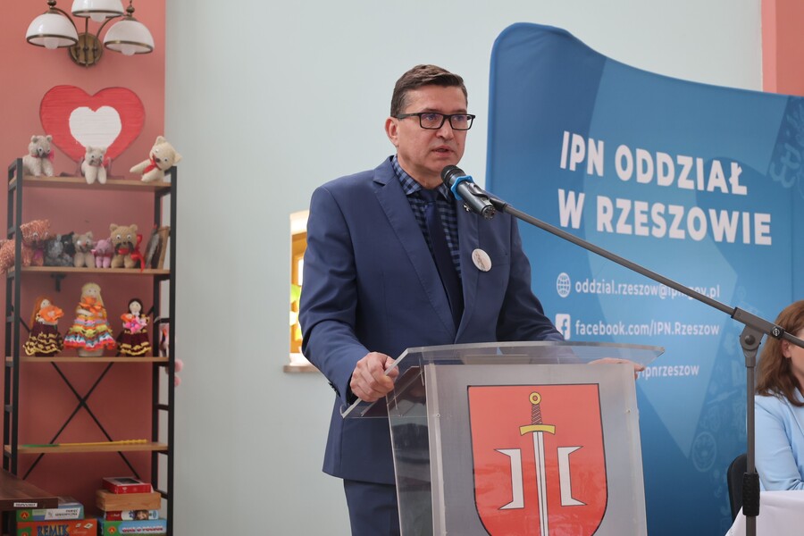 Dr hab. Dariusz Iwaneczko, dyrektor IPN O/Rzeszów podczas sesji popularnonaukowaejw 80. rocznicę zbrodni OUN i UPA na polskich mieszkańcach Cieszanowa – Cieszanów, 10 maja 2024. Fot. Katarzyna Gajda-Bator (IPN)
