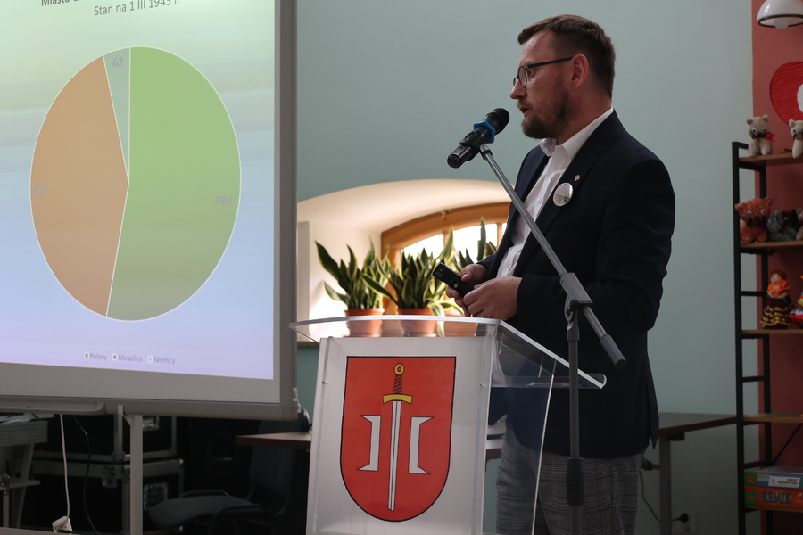 Dr Wojciech Hanus podczas sesji popularnonaukowej w 80. rocznicę zbrodni OUN i UPA na polskich mieszkańcach Cieszanowa – Cieszanów, 10 maja 2024. Fot. Katarzyna Gajda-Bator (IPN)