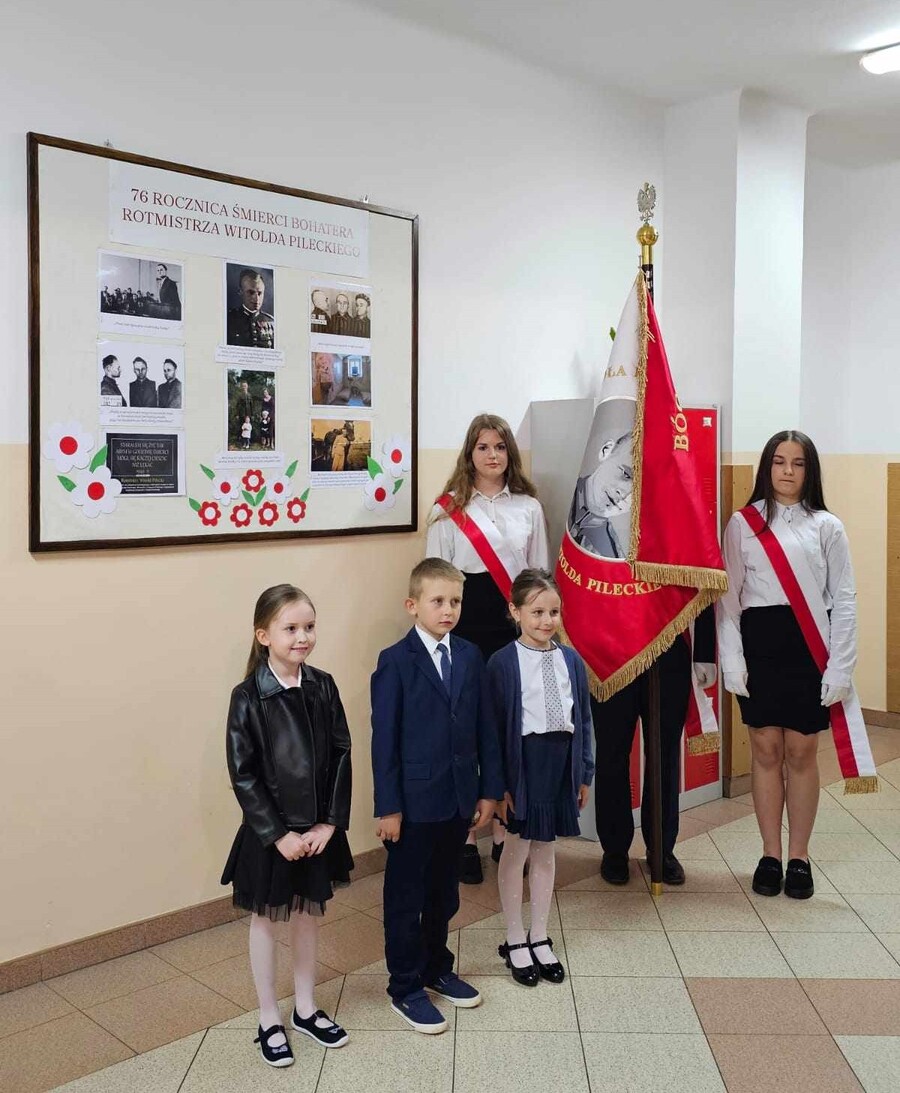 Tablica upamiętniająca rtm. Witolda Pileckiego w Szkole Podstawowej w Żyznowie (powiat strzyżowski).