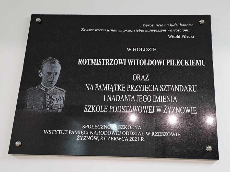 Tablica upamiętniająca rtm. Witolda Pileckiego w Szkole Podstawowej w Żyznowie (powiat strzyżowski).