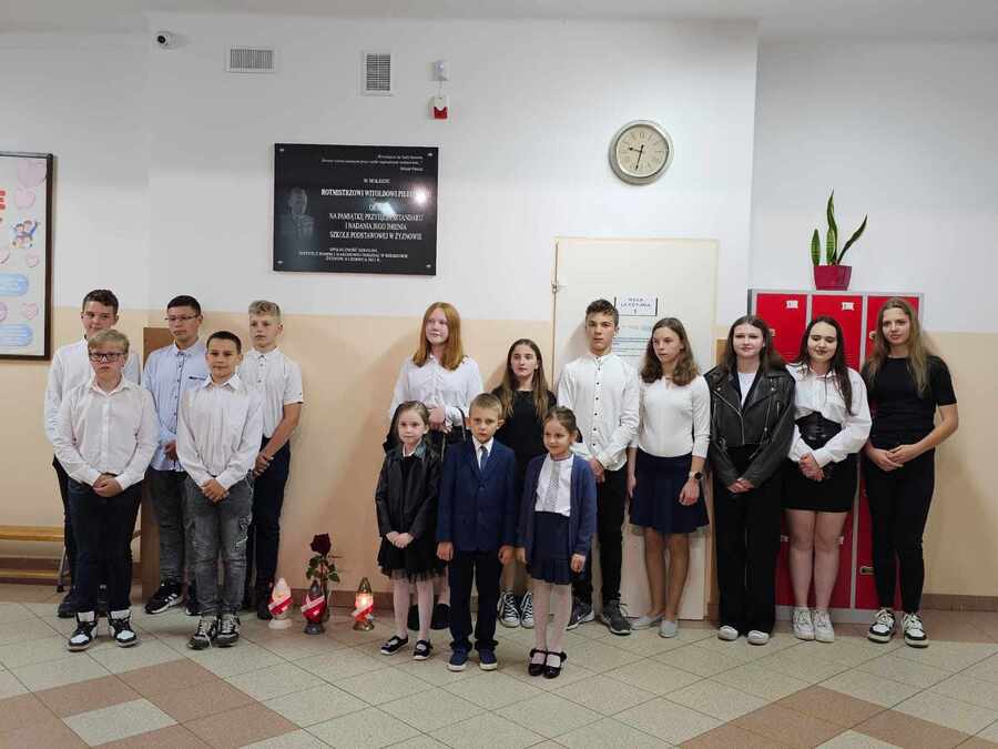 Tablica upamiętniająca rtm. Witolda Pileckiego w Szkole Podstawowej w Żyznowie (powiat strzyżowski).