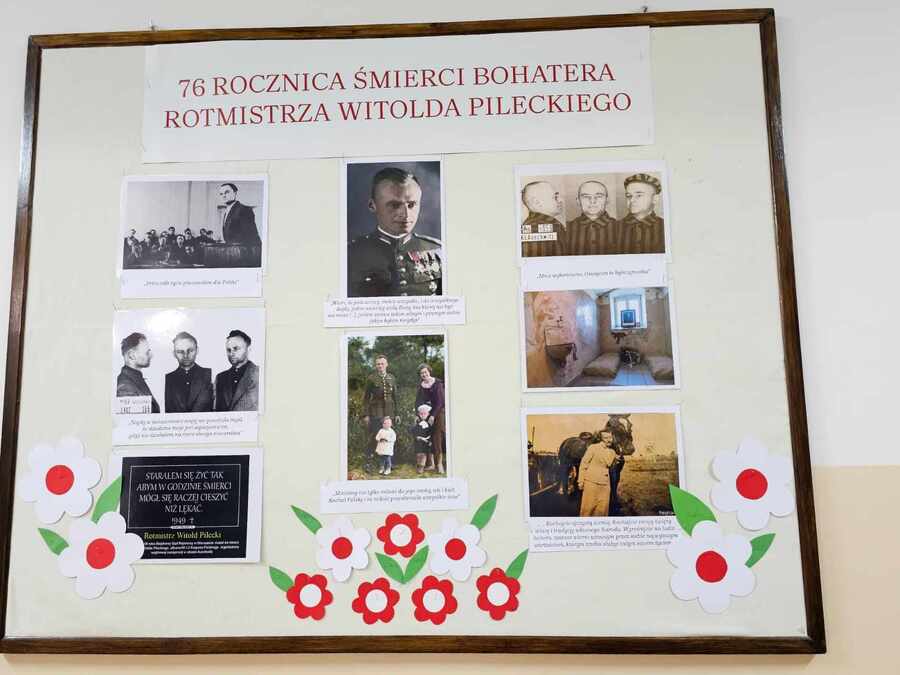 Tablica upamiętniająca rtm. Witolda Pileckiego w Szkole Podstawowej w Żyznowie (powiat strzyżowski).