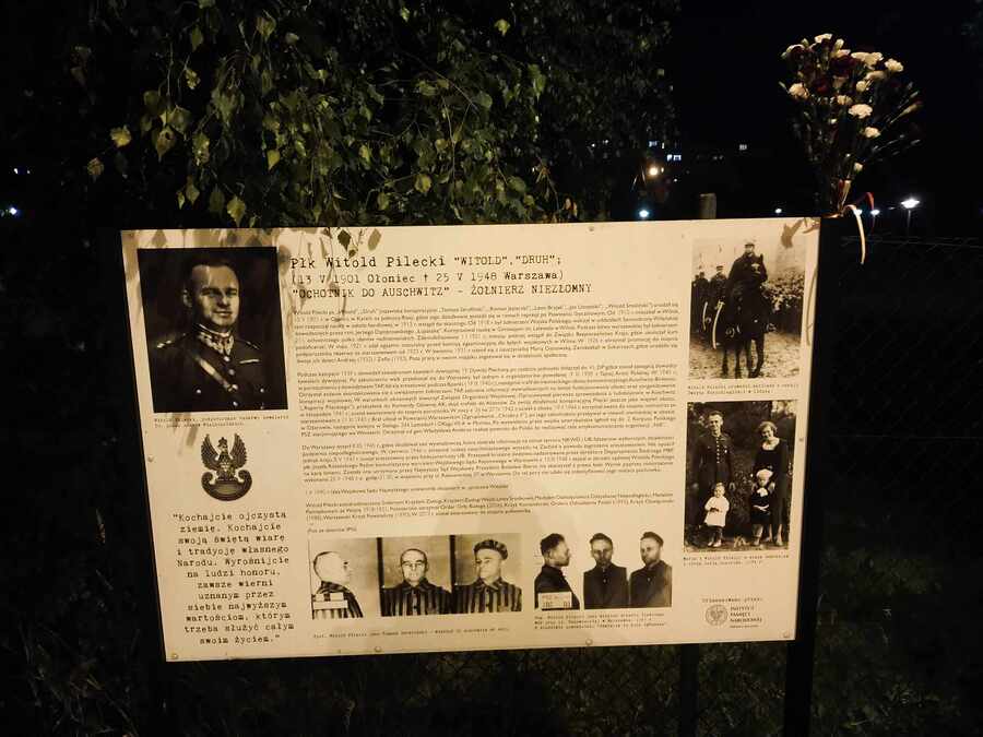 Tablica informacyjna upamiętniająca rtm. Witolda Pileckiego w Rzeszowie.