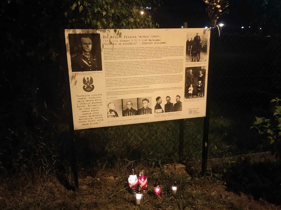 Tablica informacyjna upamiętniająca rtm. Witolda Pileckiego w Rzeszowie.