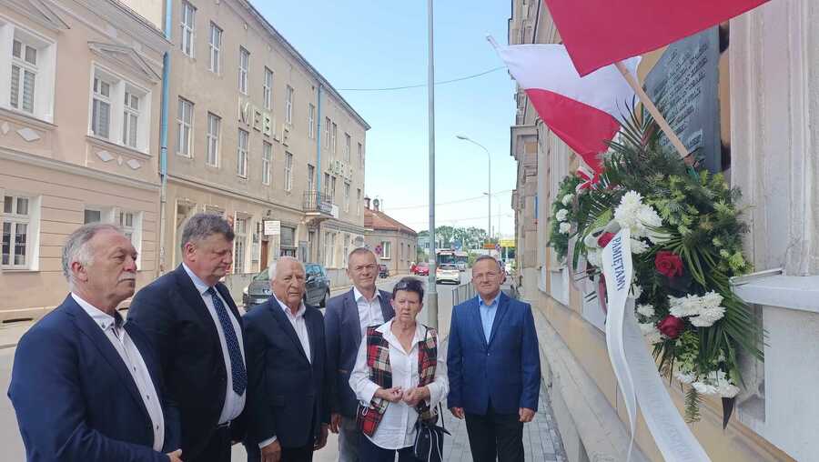 Obchody 80. rocznicy Akcji „Kośba” pod tablicą upamiętniającą to wydarzenie, na ulicy Batorego w Rzeszowie.