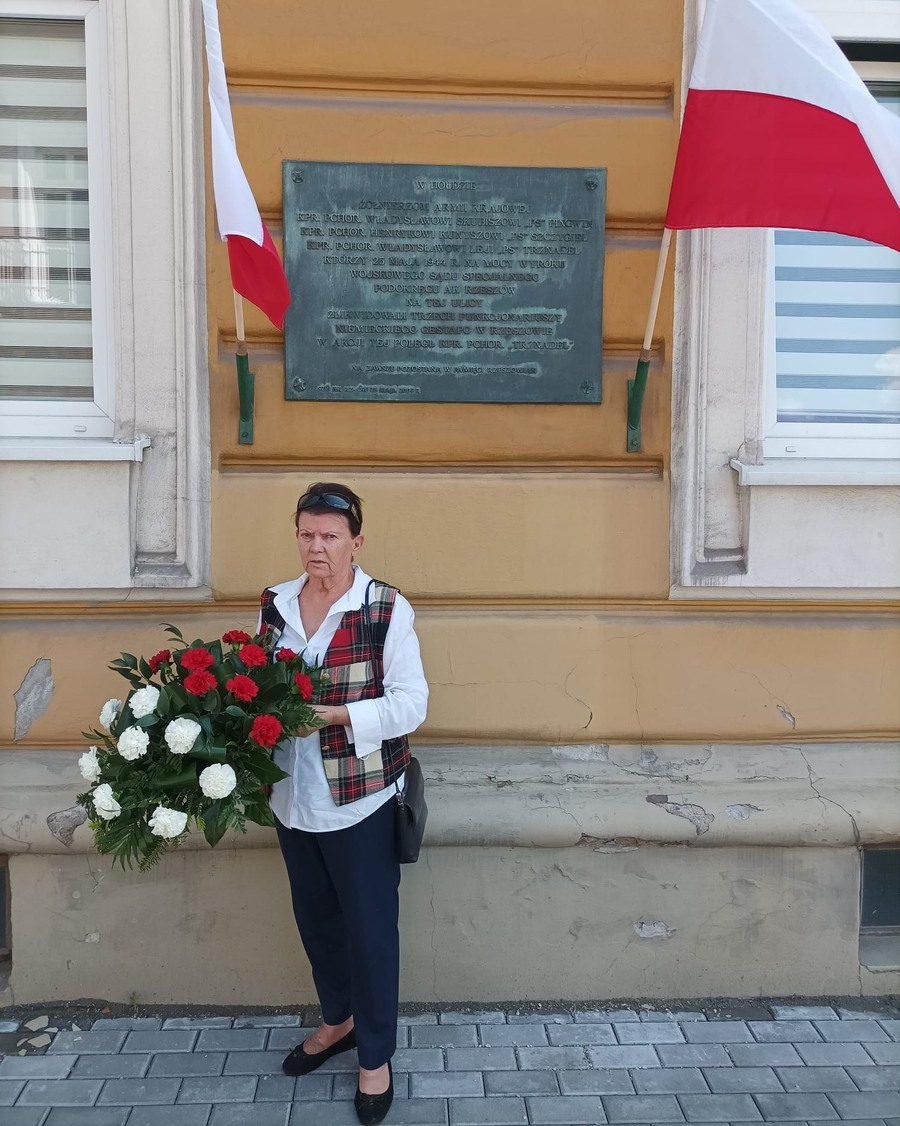 Obchody 80. rocznicy Akcji „Kośba” pod tablicą upamiętniającą to wydarzenie, na ulicy Batorego w Rzeszowie.